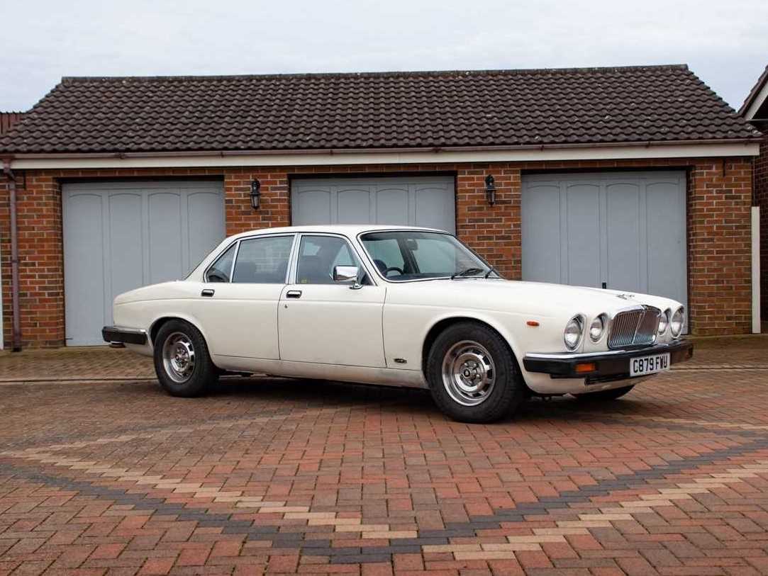 Lot 1 - 1986 Jaguar Sovereign V12 HE