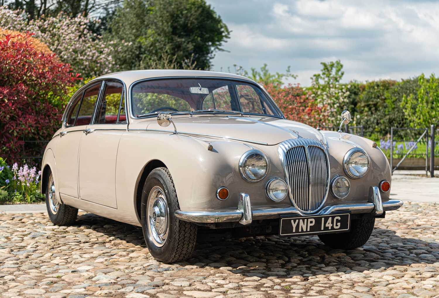 Lot 14 - 1969 Daimler V8 250