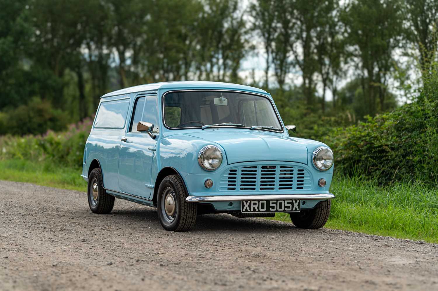 Lot 18 - 1981 Mini Van