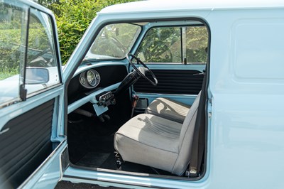 Lot 18 - 1981 Mini Van