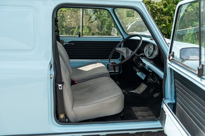 Lot 18 - 1981 Mini Van