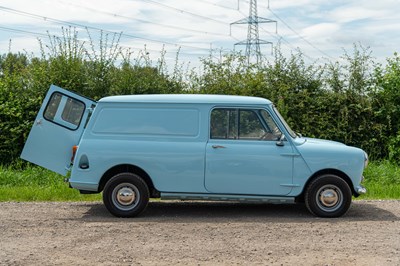 Lot 18 - 1981 Mini Van