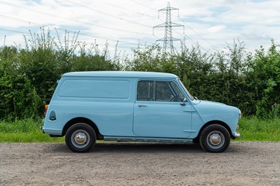 Lot 18 - 1981 Mini Van