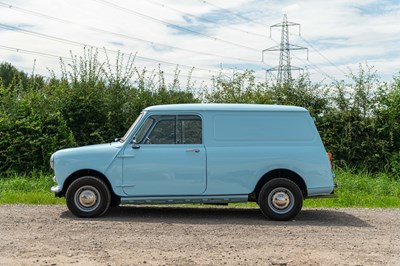 Lot 18 - 1981 Mini Van