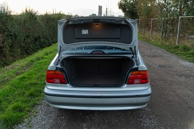 Lot 33 - 2000 BMW 520i SE