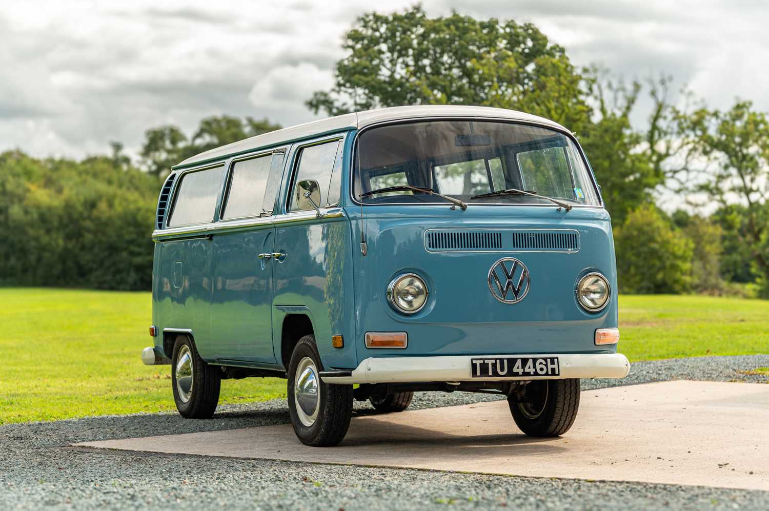 Lot 67 - 1970 Volkswagen T2 Kombi Bus