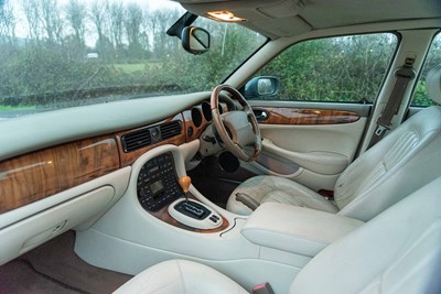 Lot 20 - 2001 Jaguar XJ8 Executive