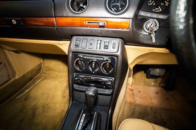 Lot 48 - 1983 Mercedes 200