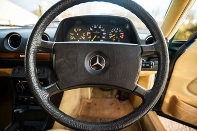 Lot 48 - 1983 Mercedes 200