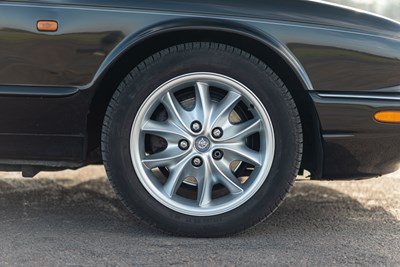 Lot 100 - 2001 Jaguar XJ8
