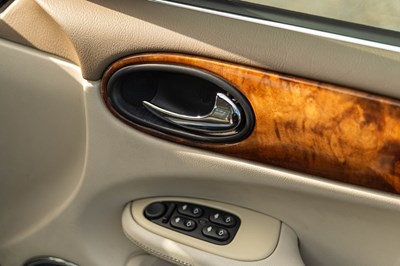 Lot 100 - 2001 Jaguar XJ8