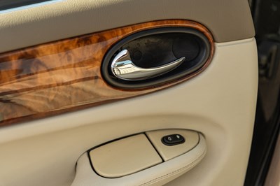 Lot 100 - 2001 Jaguar XJ8