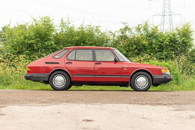 Lot 1989 Saab 900i