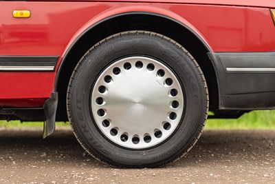 Lot 1989 Saab 900i