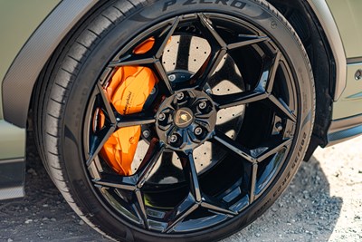 Lot 2023 Lamborghini Urus Perfomante