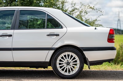 Lot 14 - 1996 Mercedes C200 Classic