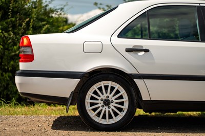 Lot 14 - 1996 Mercedes C200 Classic