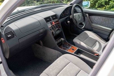 Lot 14 - 1996 Mercedes C200 Classic