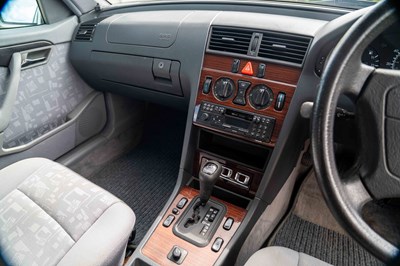 Lot 14 - 1996 Mercedes C200 Classic