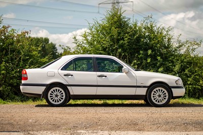 Lot 14 - 1996 Mercedes C200 Classic