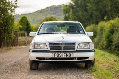 Lot 14 - 1996 Mercedes C200 Classic