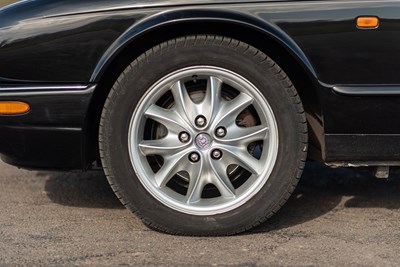 Lot 46 - 2001 Jaguar XJ8