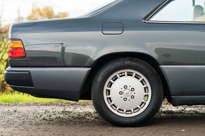 Lot 58 - 1990 Mercedes-Benz 230 CE