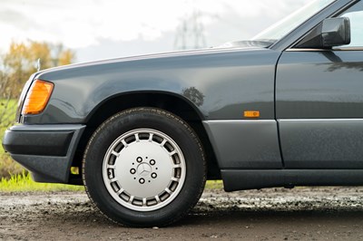 Lot 58 - 1990 Mercedes-Benz 230 CE