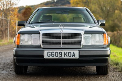 Lot 58 - 1990 Mercedes-Benz 230 CE