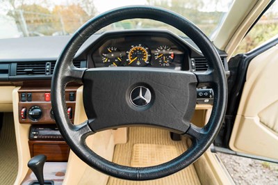 Lot 58 - 1990 Mercedes-Benz 230 CE