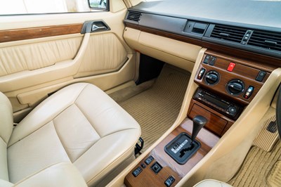 Lot 58 - 1990 Mercedes-Benz 230 CE