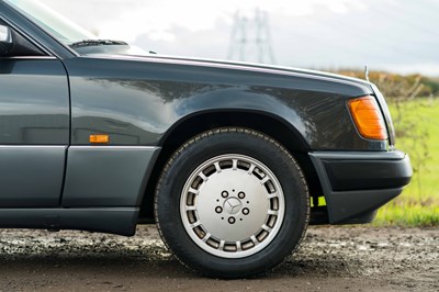 Lot 58 - 1990 Mercedes-Benz 230 CE