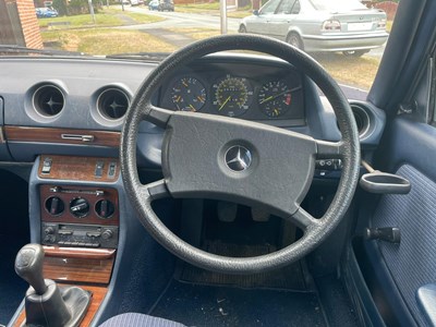 Lot 78 - 1984 Mercedes-Benz 200