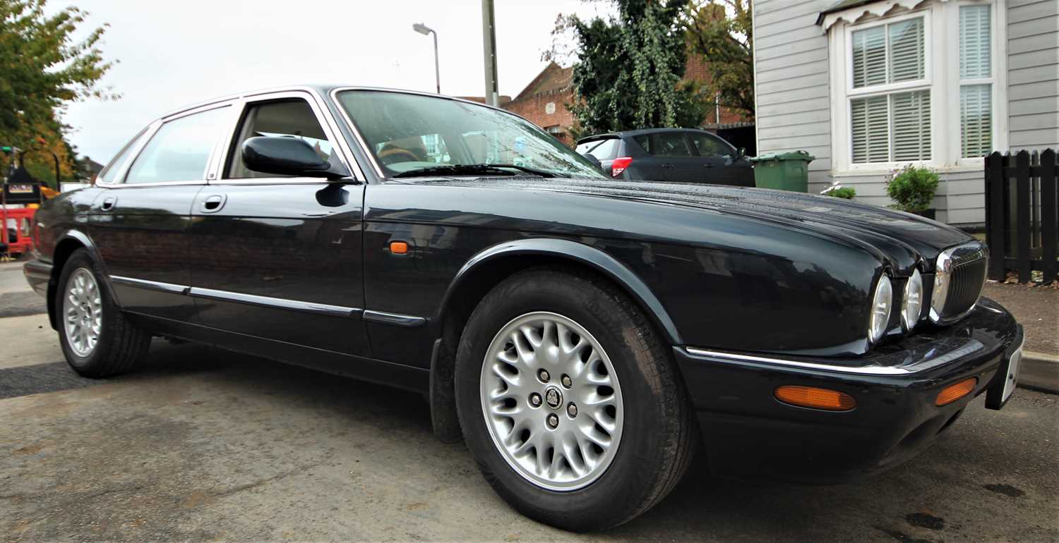 Lot 24 - 2000 Jaguar XJ8 3.2