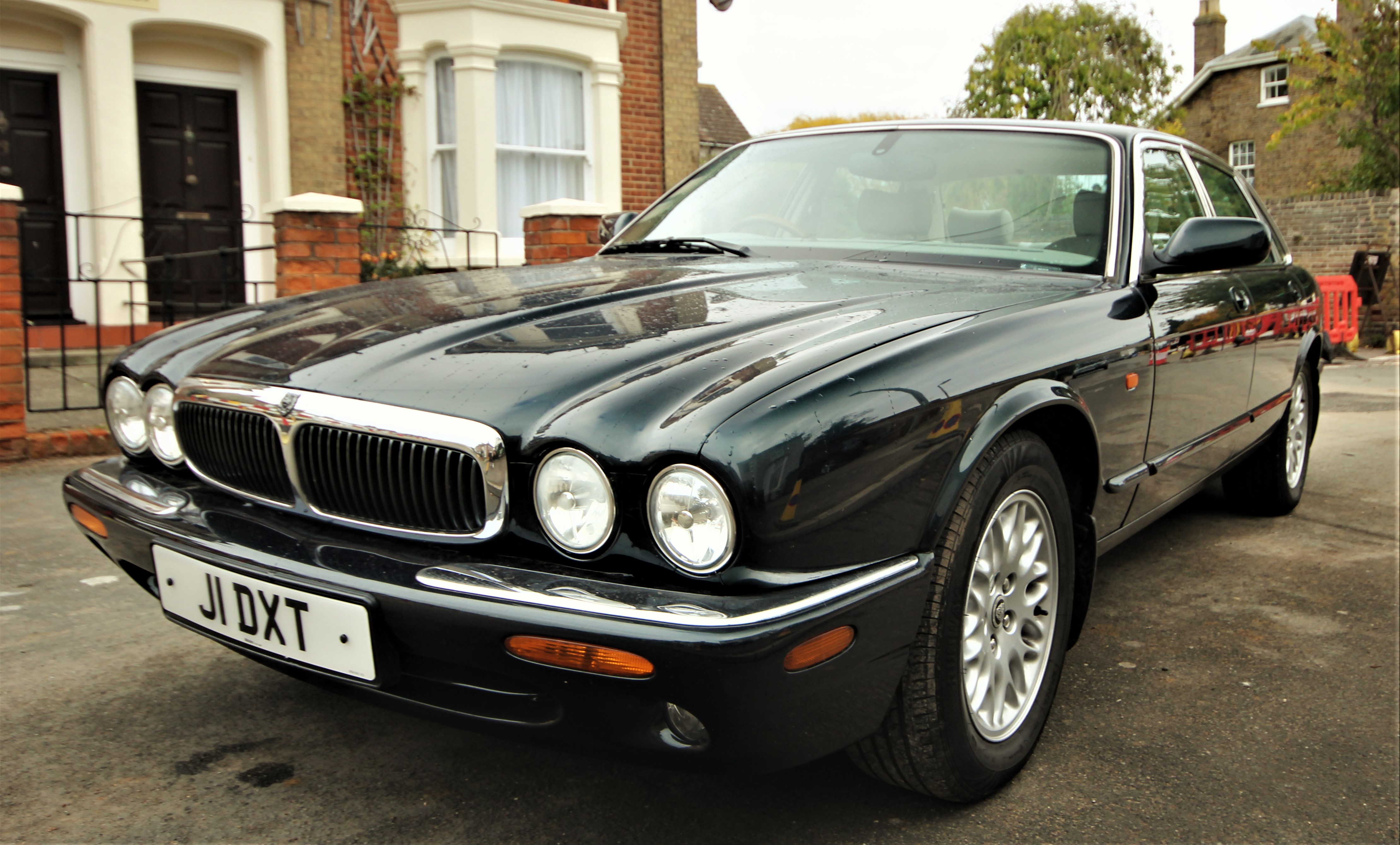 Lot 24 - 2000 Jaguar XJ8 3.2