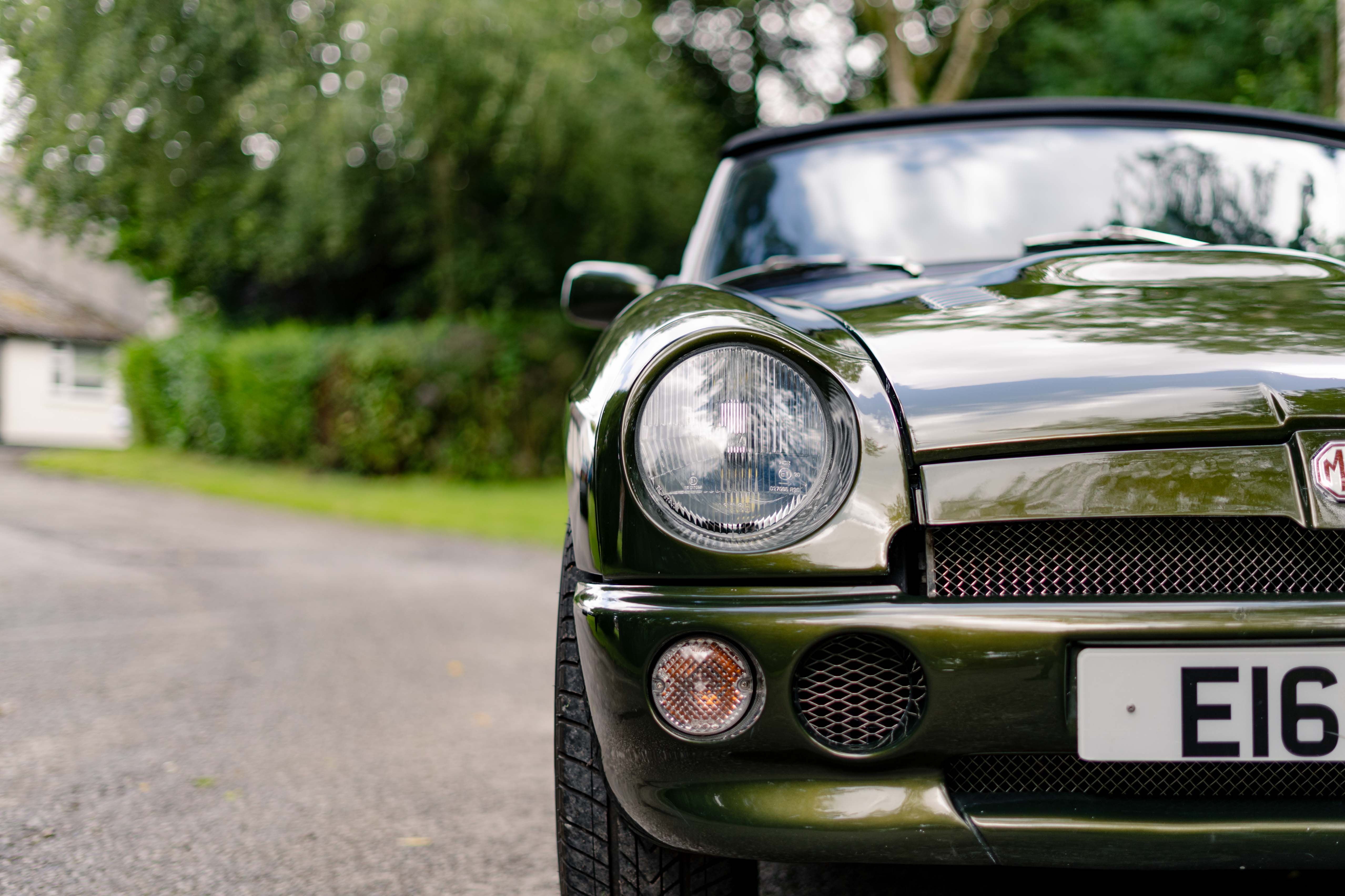 Lot 45 - 1995 MG RV8