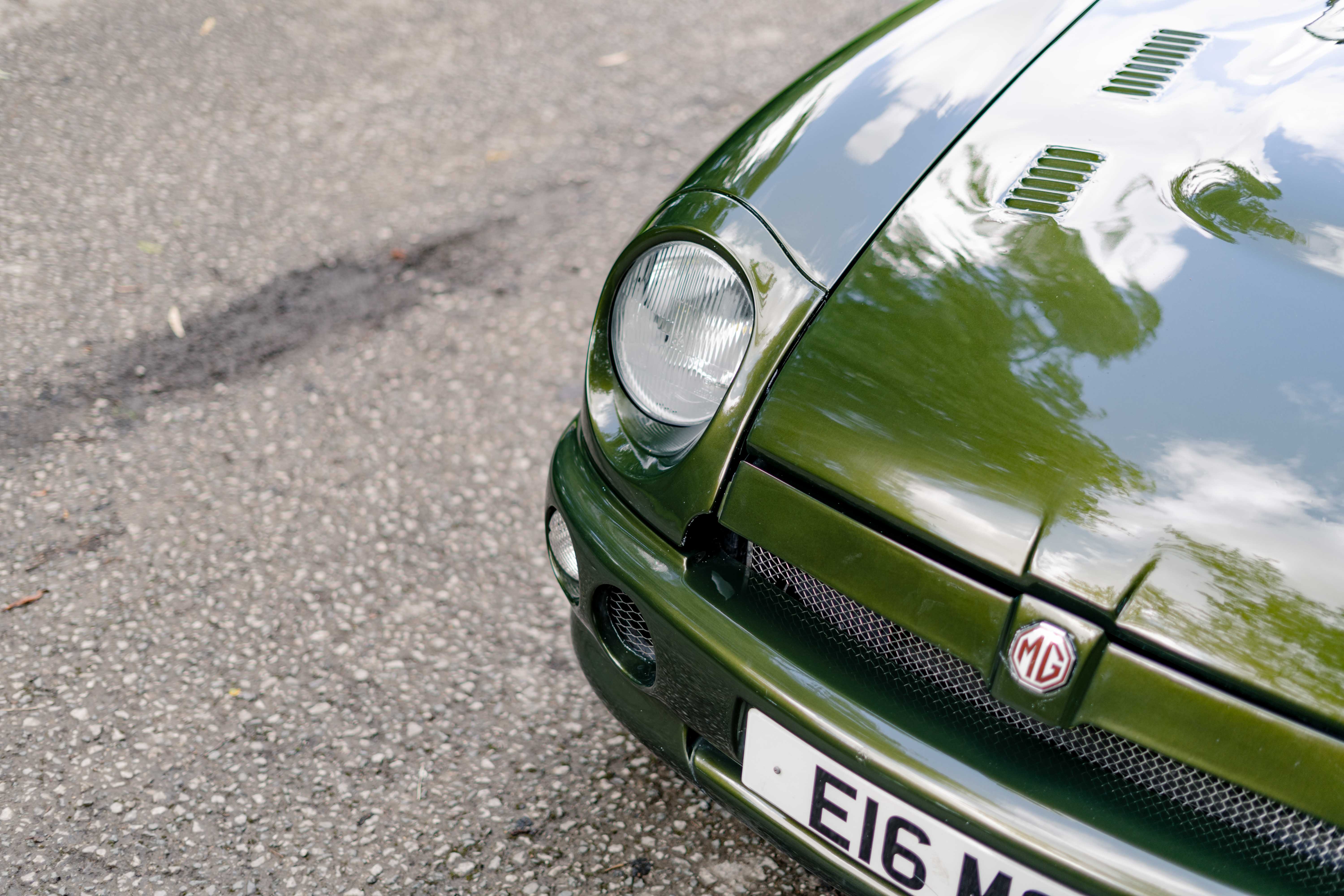 Lot 45 - 1995 MG RV8