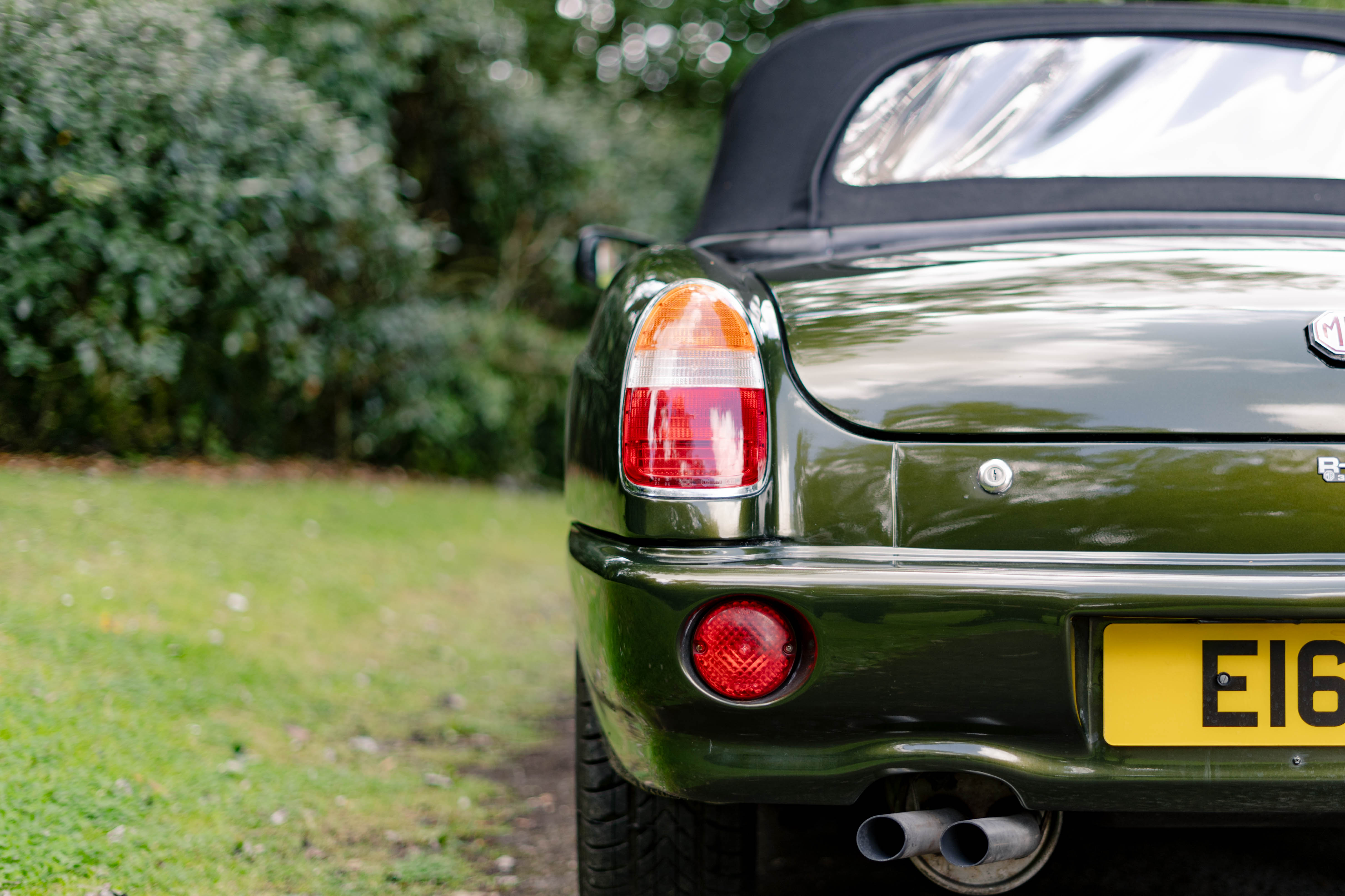 Lot 45 - 1995 MG RV8