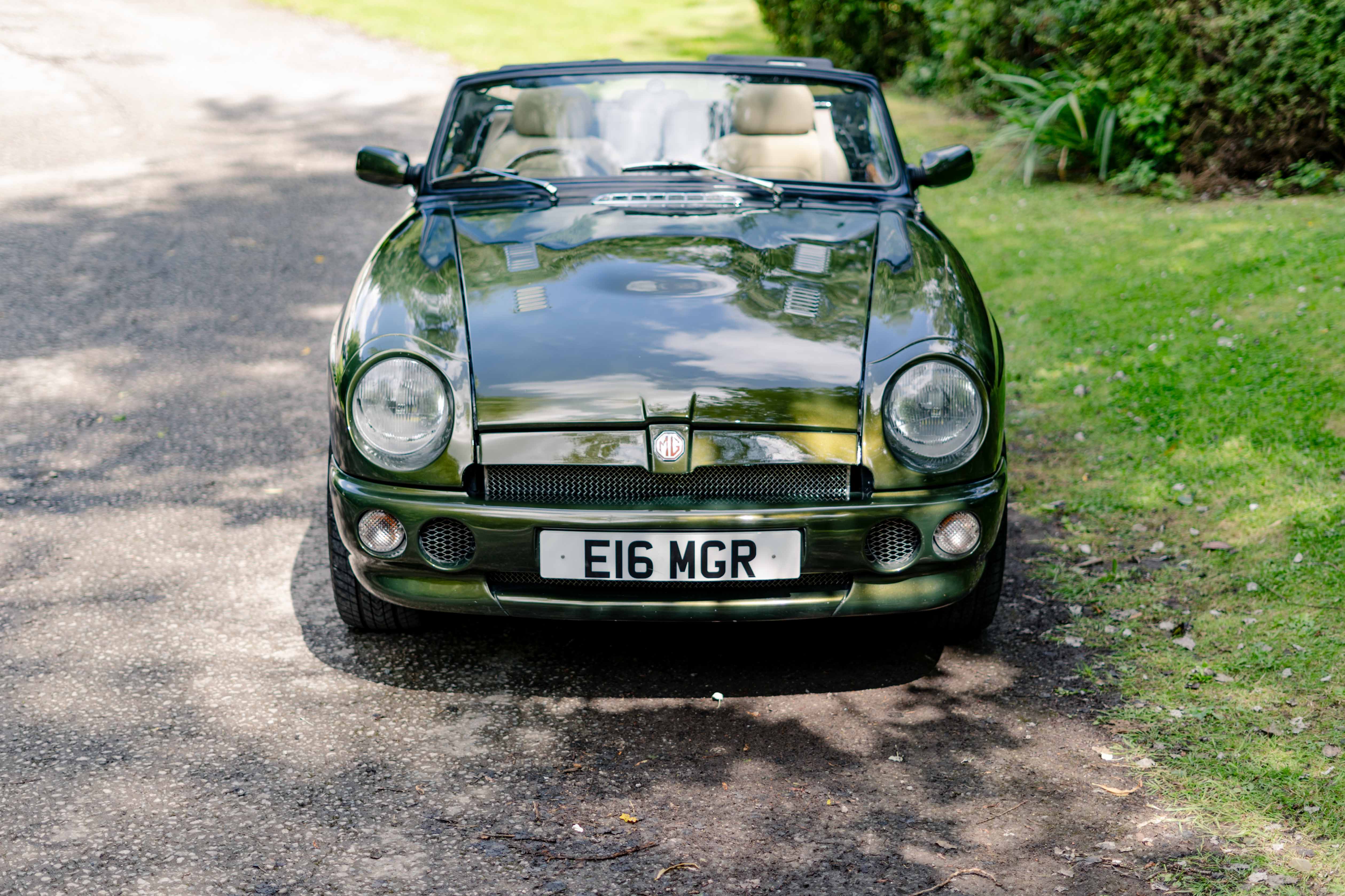 Lot 45 - 1995 MG RV8