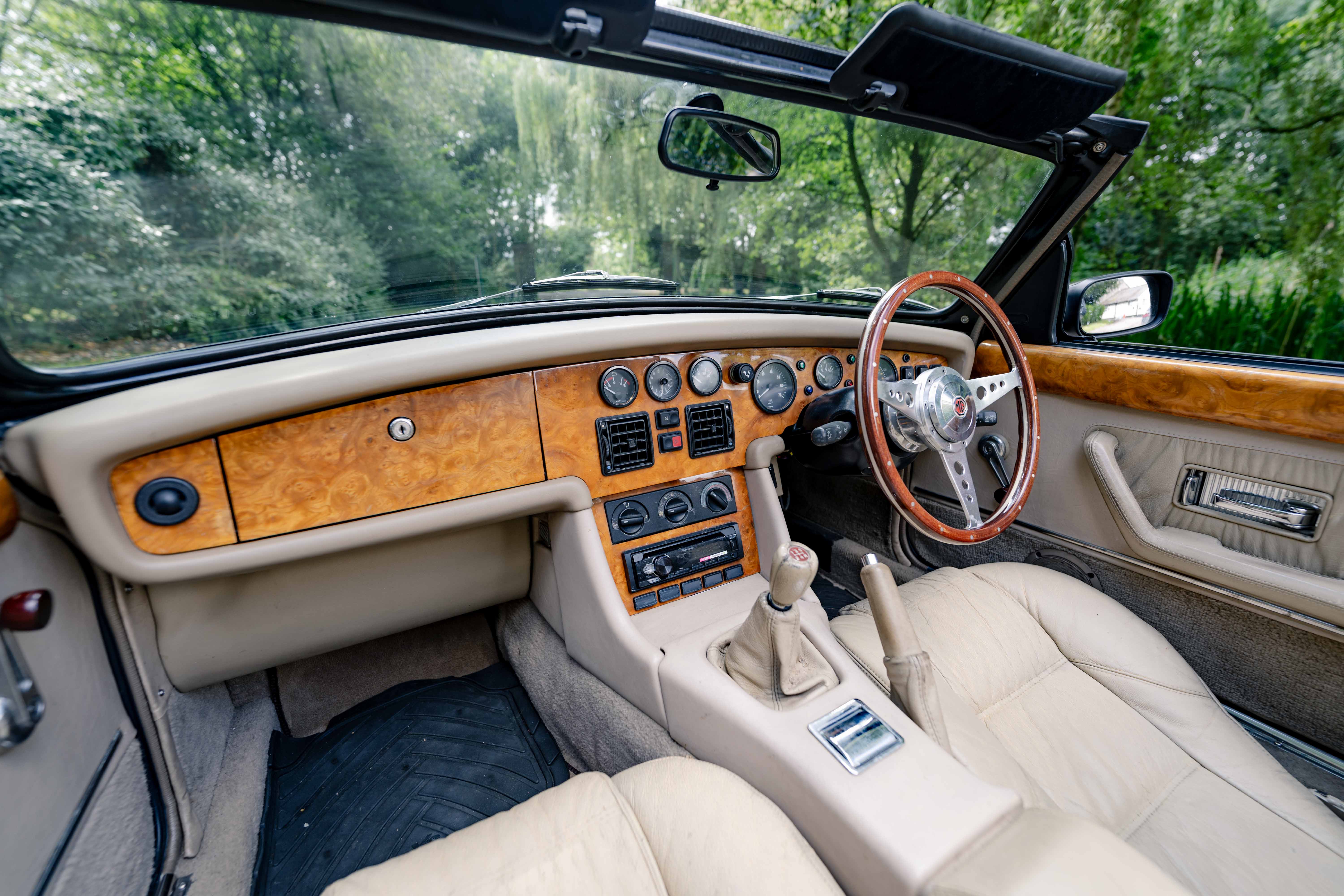 Lot 45 - 1995 MG RV8