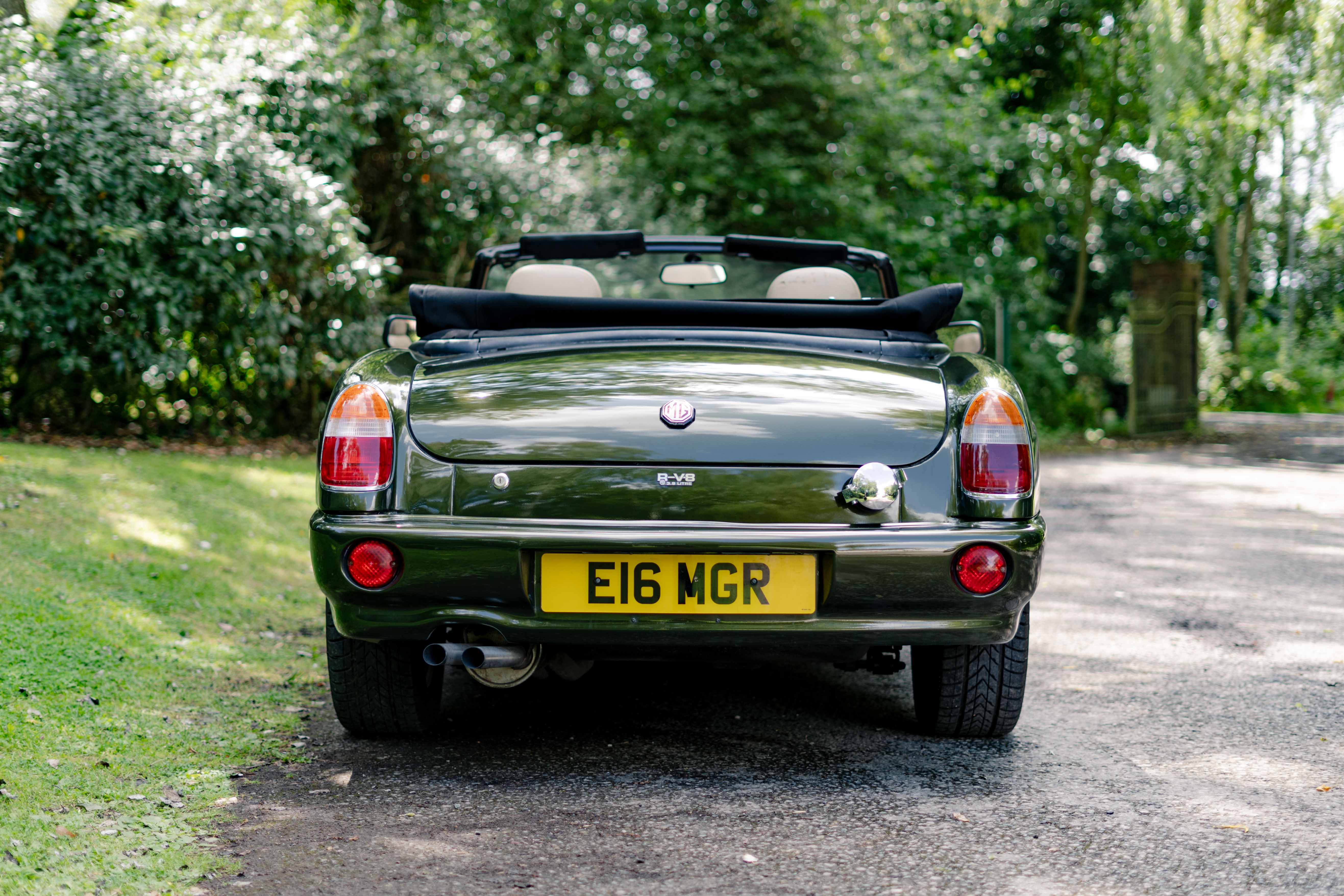 Lot 45 - 1995 MG RV8