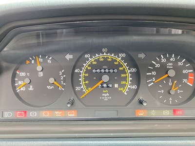 Lot 34 - 1995 Mercedes-Benz E220 Cabriolet
