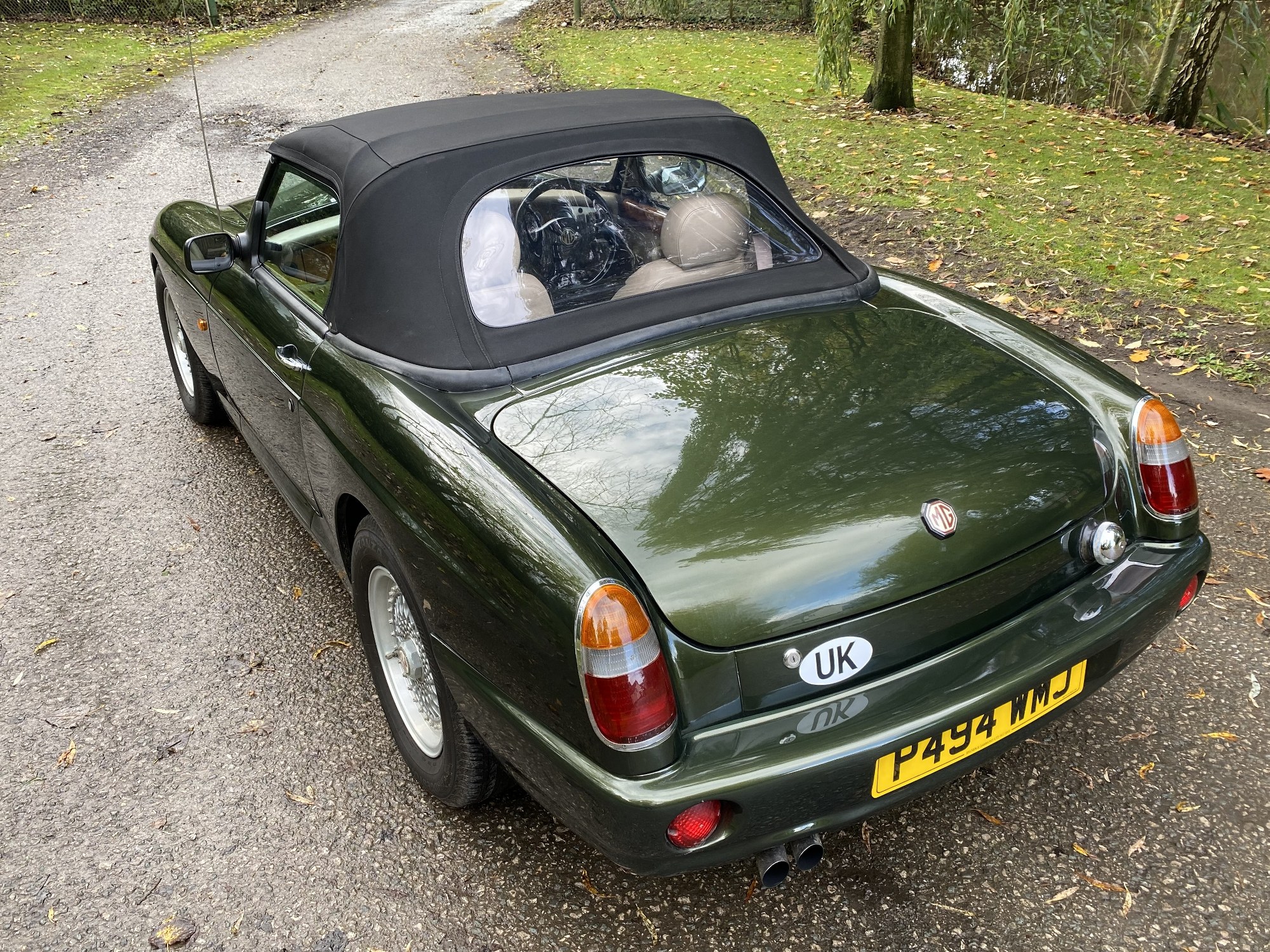 Lot 37 - 1995 MG RV8