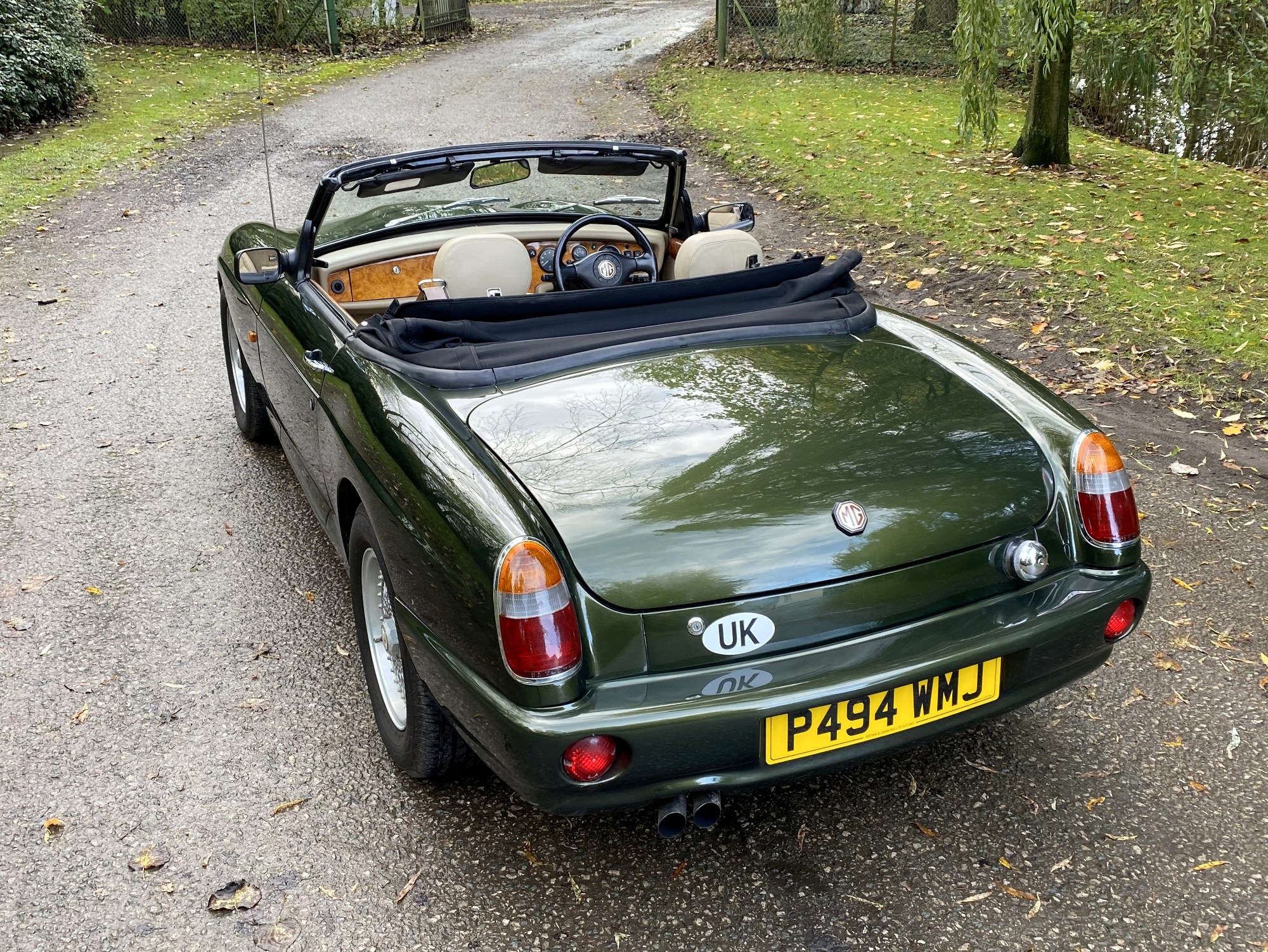 Lot 37 - 1995 MG RV8