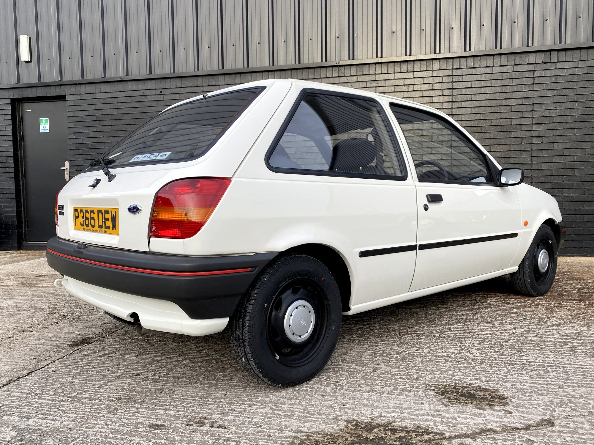 lot-76-1996-ford-fiesta-classic