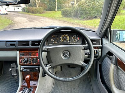 Lot 23 - 1990 Mercedes-Benz 260 E