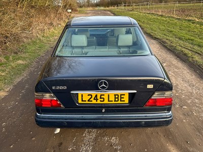Lot 2 - 1993 Mercedes-Benz E200 Elegance