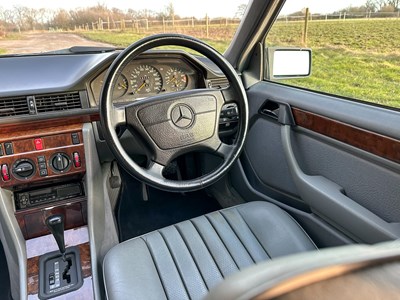 Lot 2 - 1993 Mercedes-Benz E200 Elegance